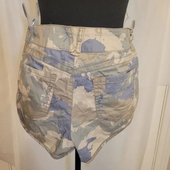 Ladies sz. 7 Jolt camo shorts - Picture 2 of 5